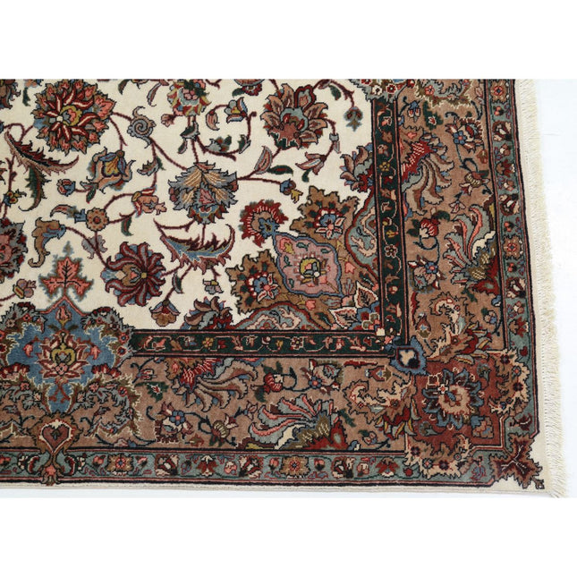 Isfahan 4' 0" X 5' 7" Hand Knotted Wool Rug 4' 0" X 5' 7" (122 X 170) / Ivory / Brown