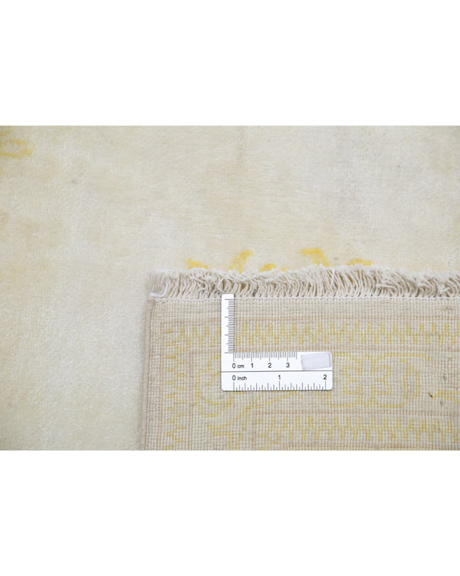 Qum 5' 1" X 7' 10" Hand Knotted Silk Rug 5' 1" X 7' 10" (155 X 239) / Ivory / Silk