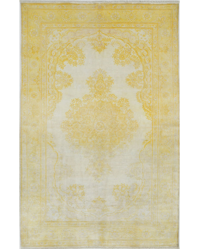 Qum 5' 1" X 7' 10" Hand Knotted Silk Rug 5' 1" X 7' 10" (155 X 239) / Ivory / Silk