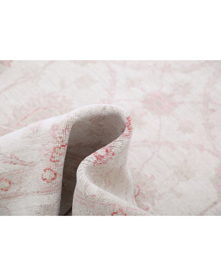 Serenity 5' 4" X 7' 7" Hand Knotted Wool Rug 5' 4" X 7' 7" (162 X 231) / Ivory / Wool