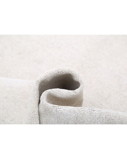 Serenity 4' 6" X 9' 6" Hand Knotted Wool Rug 4' 6" X 9' 6" (137 X 290) / Ivory / Wool