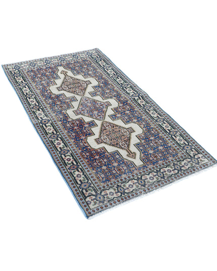 Shiraz 2' 10" X 5' 1" Hand Knotted Wool Rug 2' 10" X 5' 1" (86 X 155) / Ivory / Wool