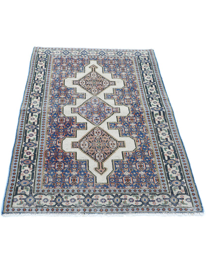 Shiraz 2' 10" X 5' 1" Hand Knotted Wool Rug 2' 10" X 5' 1" (86 X 155) / Ivory / Wool