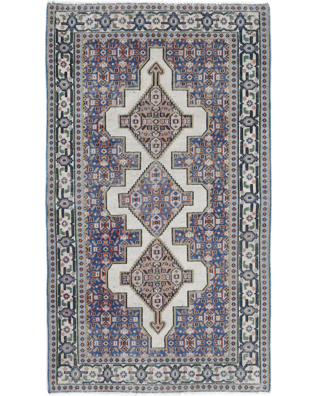 Shiraz 2' 10" X 5' 1" Hand Knotted Wool Rug 2' 10" X 5' 1" (86 X 155) / Ivory / Wool
